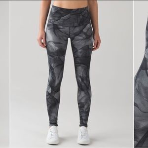 Lululemon Wunder Under Pant (Hi-Rise) size 6 28” Midnight Tulle Multi Black